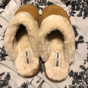 Minnetonka slippers size 3, super great condition